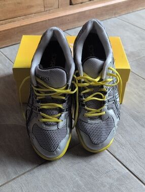 Men ASICS Gel Rocket 6 Gray and Yellow Court Shoes. Size 9.5